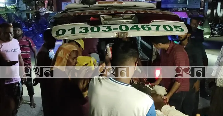 আহত ইউপি সদস্যকে হাসপাতালে নিয়ে আসা হয়েছে